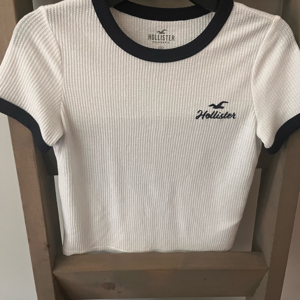 Hollister Women's White and Navy Ribbed Top